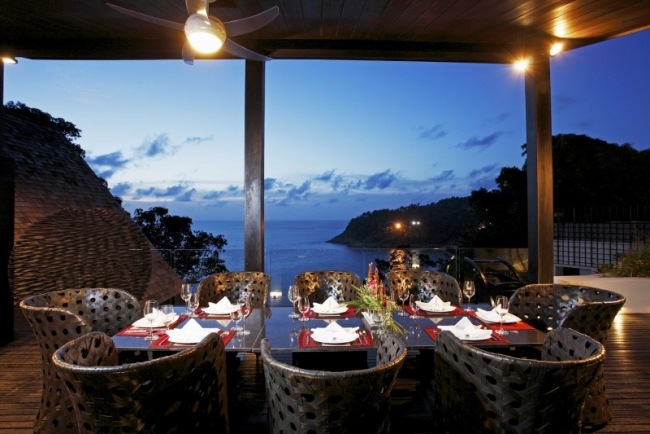 Phuket Thajsko-VIlla terasa, drevené obloženie stoličiek, ratanový prútený výhľad