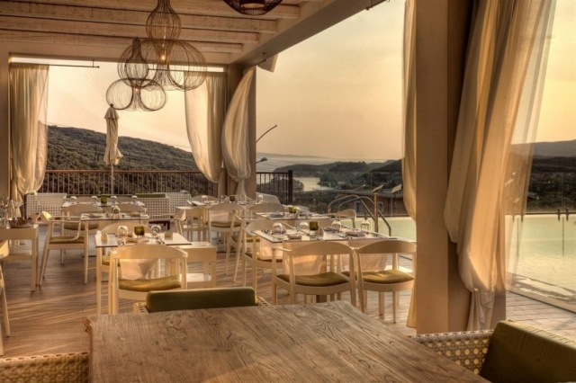 Reštaurácia-terasa-dizajn-luster-úchvatný-výhľad-nekonečný bazén