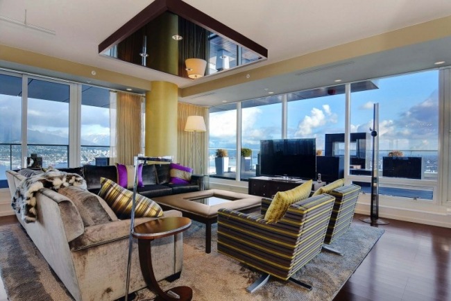 kreslo pruhovaný vzor luxusný byt moderný interiér kreslo luxusný byt s pruhovaným vzorom a moderným interiérom