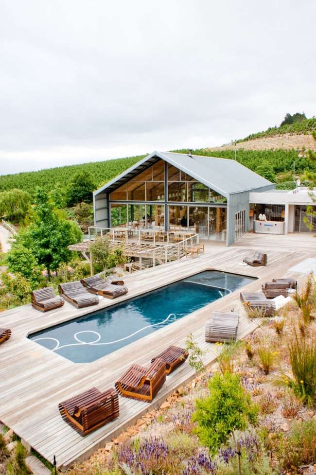 bazén postavený v starom butikovom hoteli Mac Daddy s karavanom