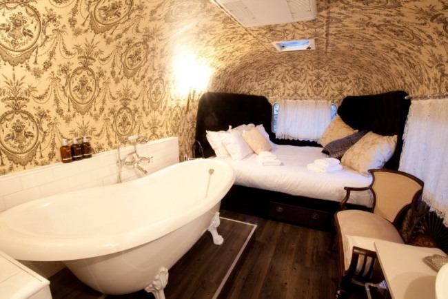 spálňa vaňa starý mac daddy butikový hotel s karavanom