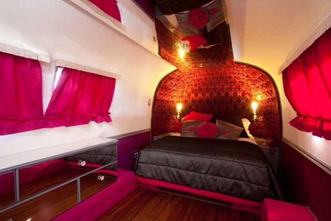 tmavo ružový akcent starý mac daddy dizajnérsky hotel s karavanom