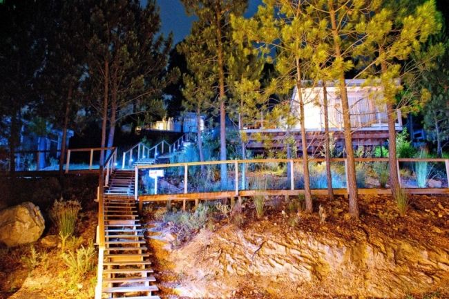 nočný pohľad na starý mac daddy designer hotel s karavanom