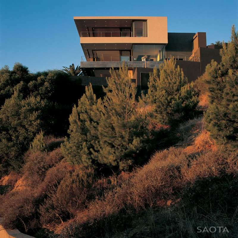 svahový dom skalnaté pobrežie výhľad na more kapské mesto saota architekti luxusný dom na svahu so skalnatým pobrežím a výhľadom na more