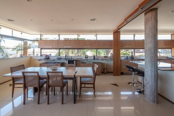 priestranný obývací priestor-kuchyňa zariadená dreveným nábytkom Priestranný obývací priestor s kuchyňou a dreveným nábytkom