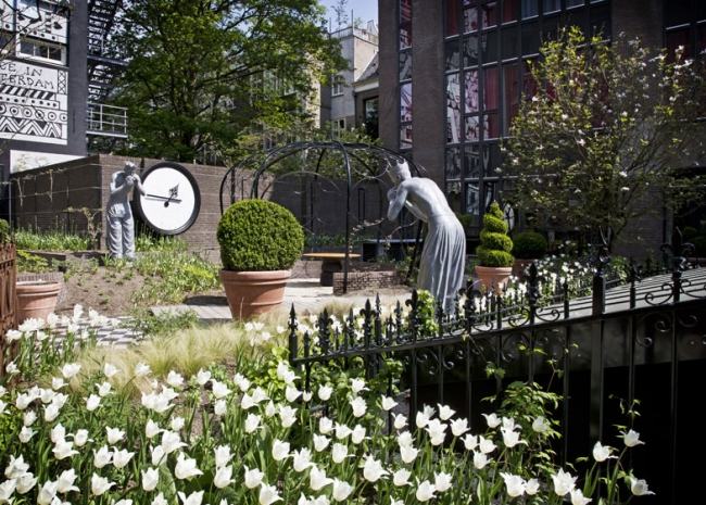 luxusný hotel marcel blúdi záhradou Amsterdamu