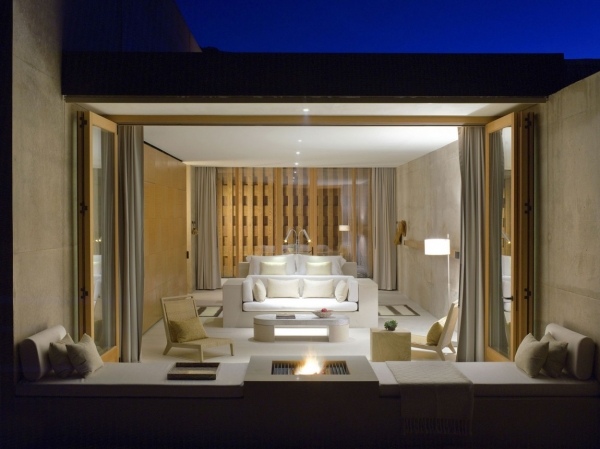 luxusný hotel Amangiri hosťovská izba, nábytok béžová