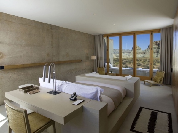 luxusný hotel Amangiri posteľný stôl balkón