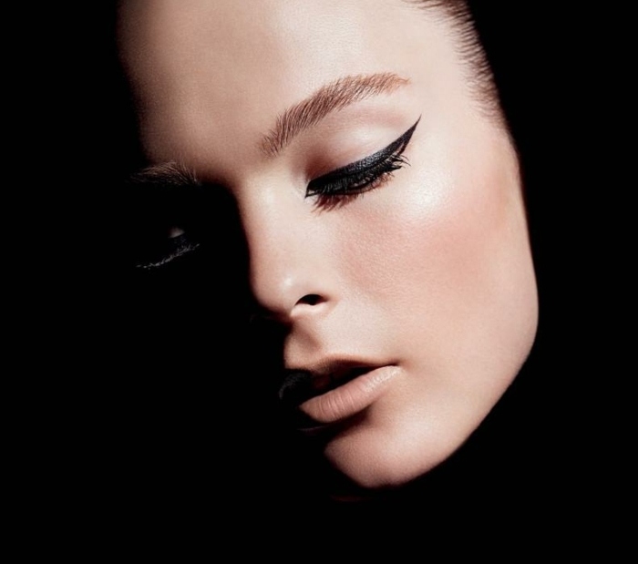 Naneste rúž na svetlo béžový odtieň kajalovej čiernej