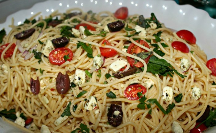 Zdravá večera s olivami Kalamata a bazalkou Cestoviny s kalamou olivový a maca v prášku