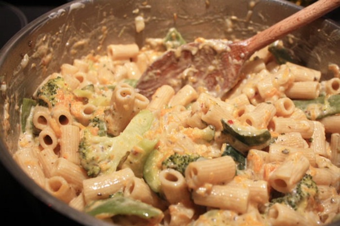 Pridajte do makarónov silnú zložku maca prášku Makaróny so syrovou omáčkou a maca v prášku