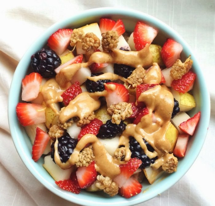 Raňajky s müsli a jahodami a práškom maca zdravo stravujúce sa raňajky s musli