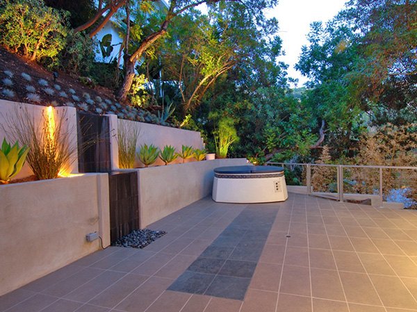 pohodlný dom s exkluzívnym dizajnom a záhradou Vzrušujúca moderná architektúra - zaujímavá záhradná dekorácia