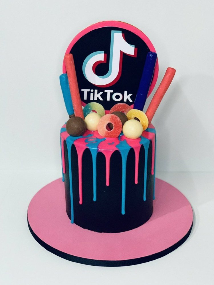 Ozdobte koláč tik tok fondantom a sladkosťami
