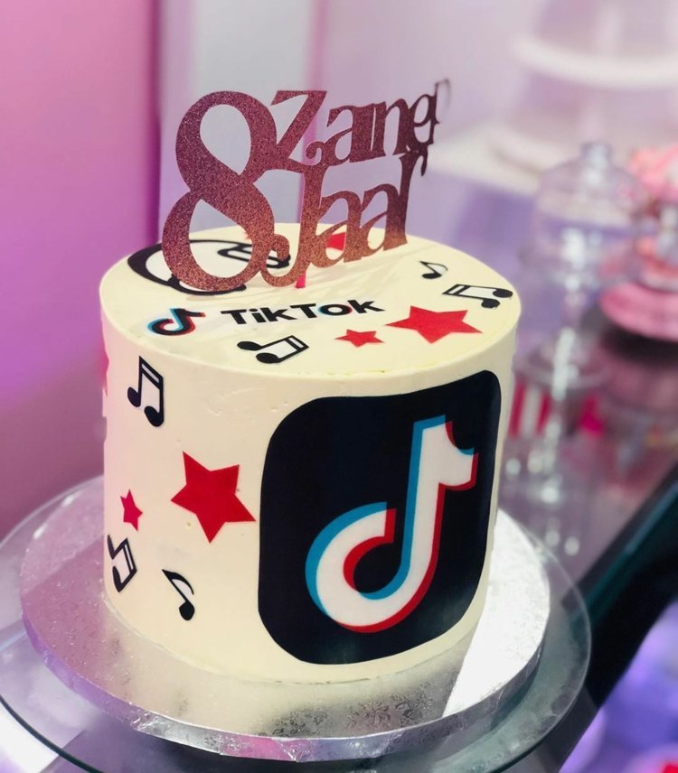 Okrúhly koláč v bielej farbe s hviezdičkami a poznámkami