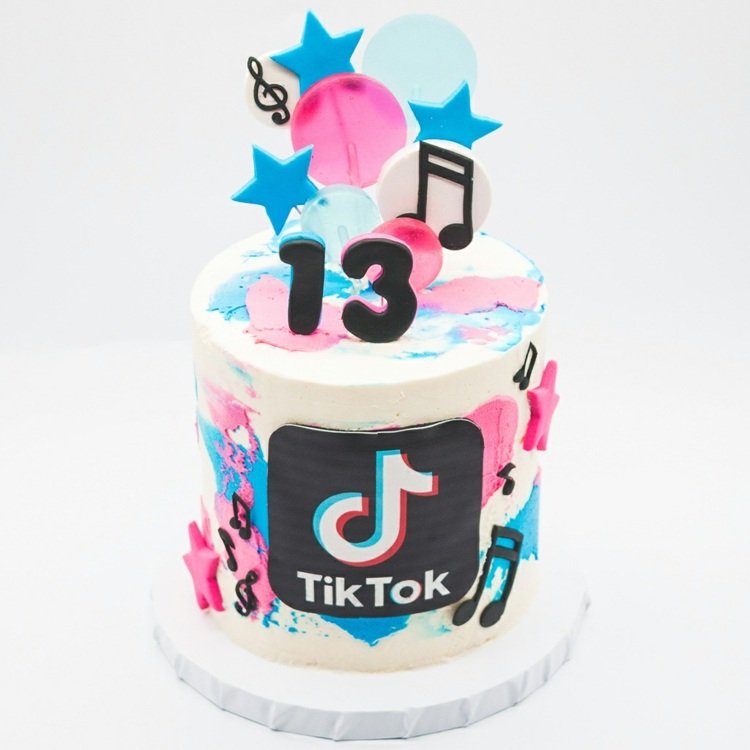 Vyrobte si sviečky z fondánu ako ozdobu koláča na každú príležitosť