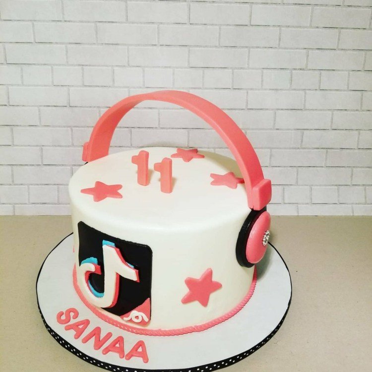 Košíček zdobený fondánom v bielej a ružovej farbe so slúchadlami