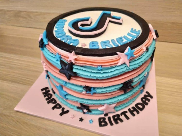 Návod na jednoduchú dekoráciu torty TikTok urobenú vlastnými rukami