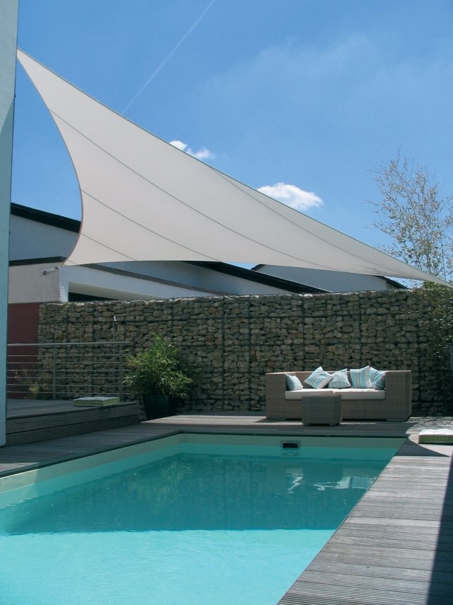 Markíza na terasy, bazén, posedenie, gabiónová stena
