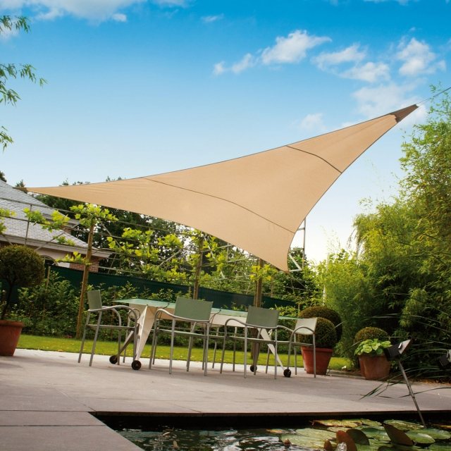 markíza trojuholníková terasa záhradné jazierko posedenie vonku