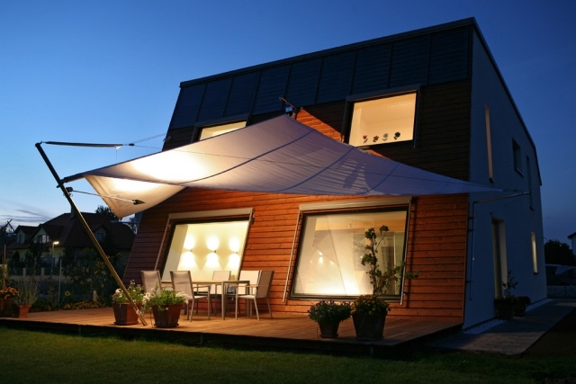 Markíza na terasy, zapínanie na ochranu pred dažďom a slnkom