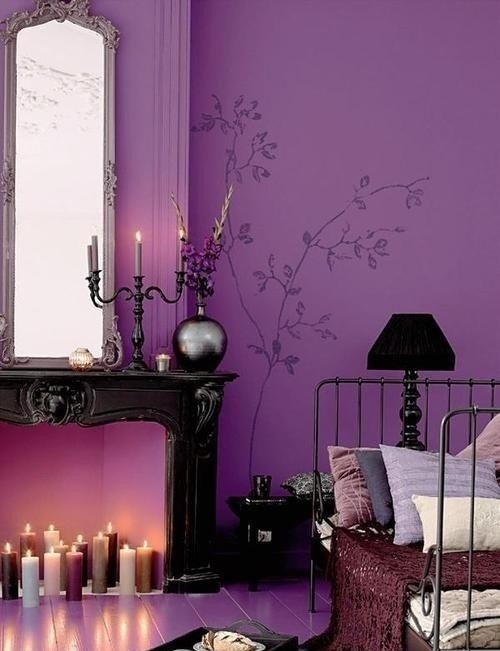ošarpaná elegantná tmavofialová spálňa shabby-chic-deep-purple-bedroom