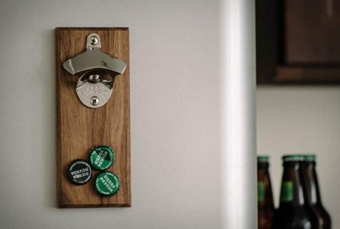 magnetický otvárač na fľaše-dizajn-vyrobený z orechového dreva