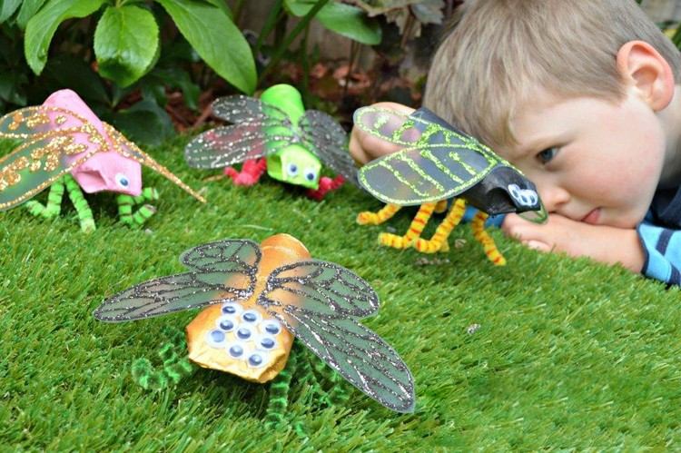 Cockchafer vyrába s deťmi rolky z toaletného papiera