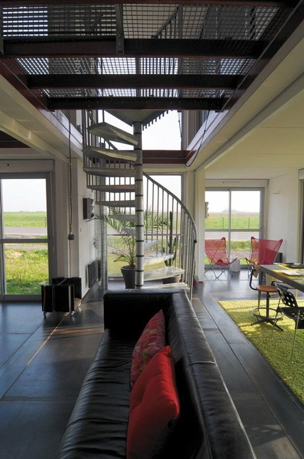 Kovové točité schodisko v kontajnerovom dome Kovový točitý schodiskový kontajnerový dom