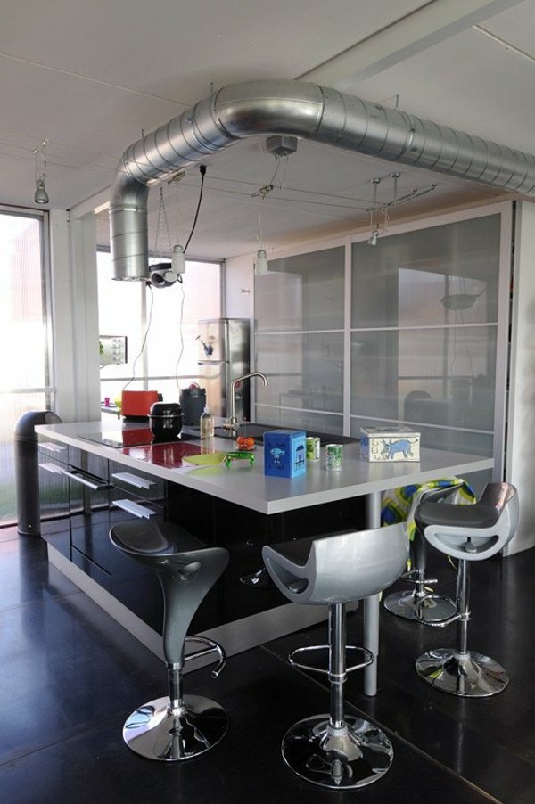 moderná kuchyňa a barové stoličky v kontajnerovom dome moderný-kuchyňa-barové stoličky-kontajnerový dom