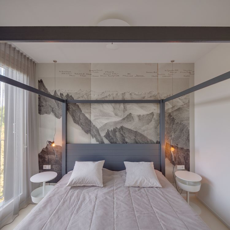 mezonetová galéria byt so šikmou strechou, moderný výkon, nástenná spálňa