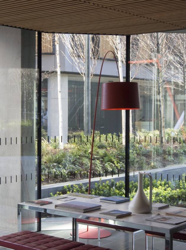 Moderné mezonetové strešné štúdio-byt-jedálenský stôl-podlahové svietidlo-červené-od podlahy po strop