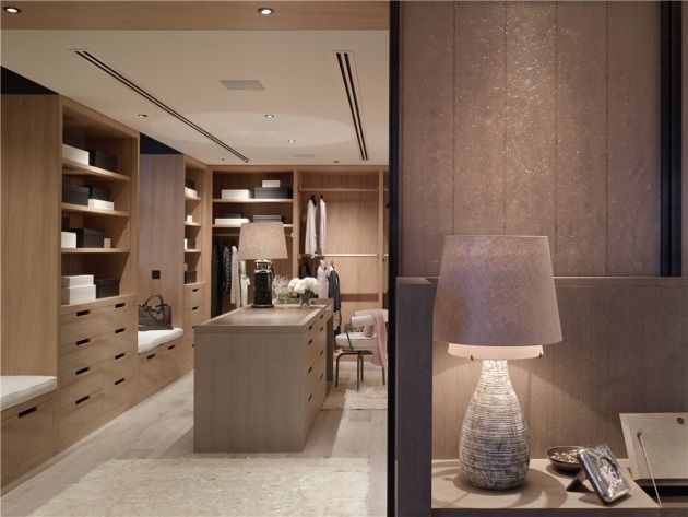 šatník-nábytok-z-masívneho dreva-dub-svetlejší-odtieň-penthouse-byt