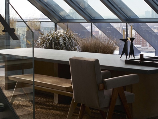 Ultramoderne vybavené obývacie izby zaplavené strešným plášťom s denným svetlom