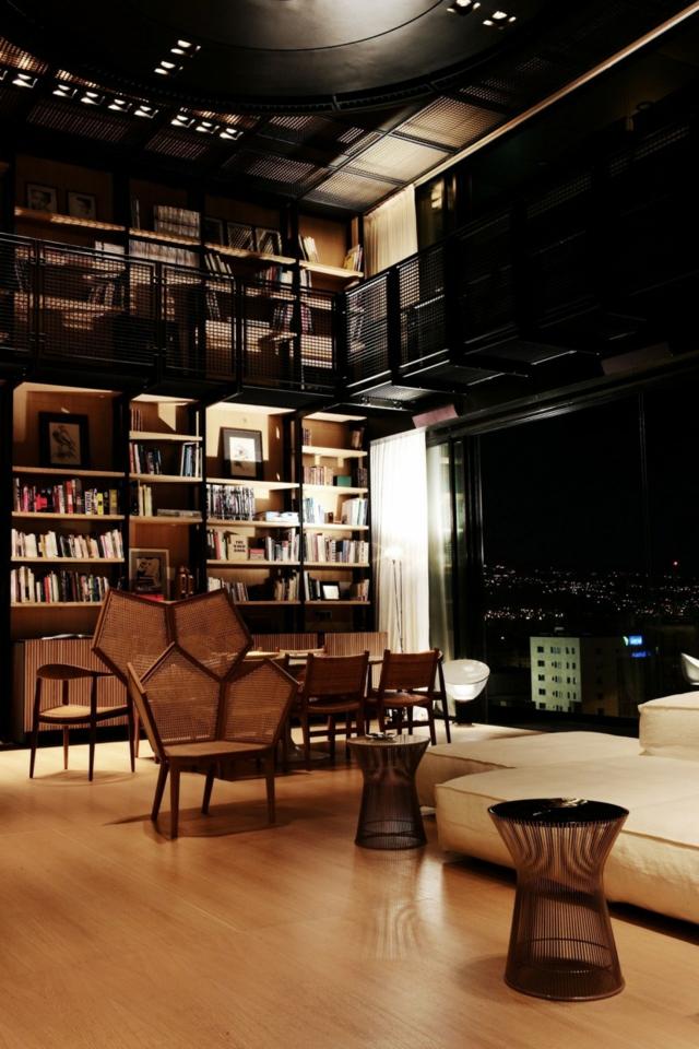 Zábradlie vyrobené z priehrady v čiernom dreve