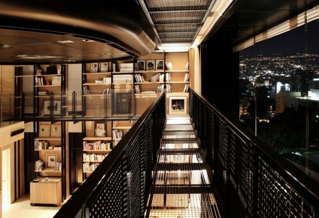 Veľa poličiek s knihami na drevenej podlahe