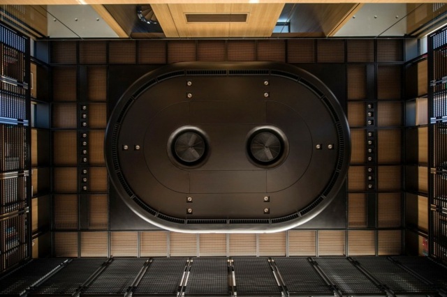 Dizajnový podkrovný byt s čiernymi farbami a drevom