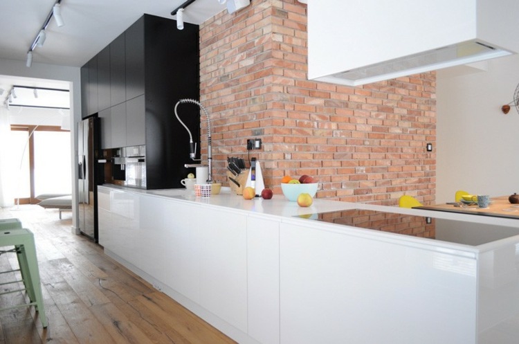 otvorená kuchyňa s lesklým povrchom