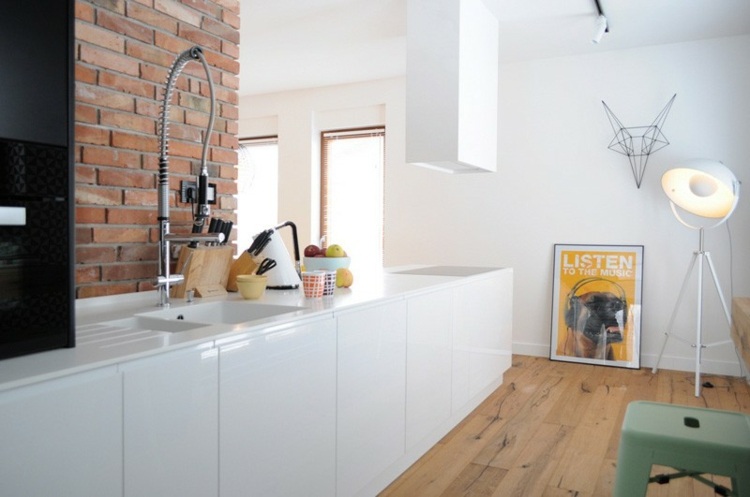 zelená stolička-tehlová stena-tmavá skriňa