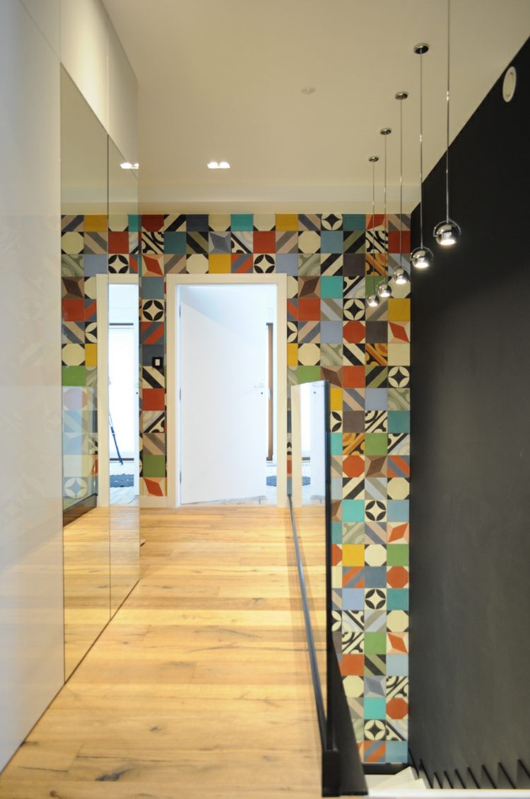 Predsieň-šatňa-so-zrkadlom-skriňou-predné dvere