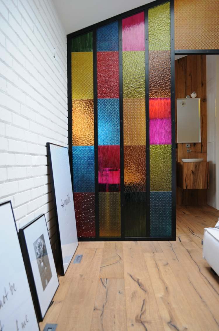 Deliaca priečka-stena-zo-skla-farebná-drevená-kovanie-toaleta