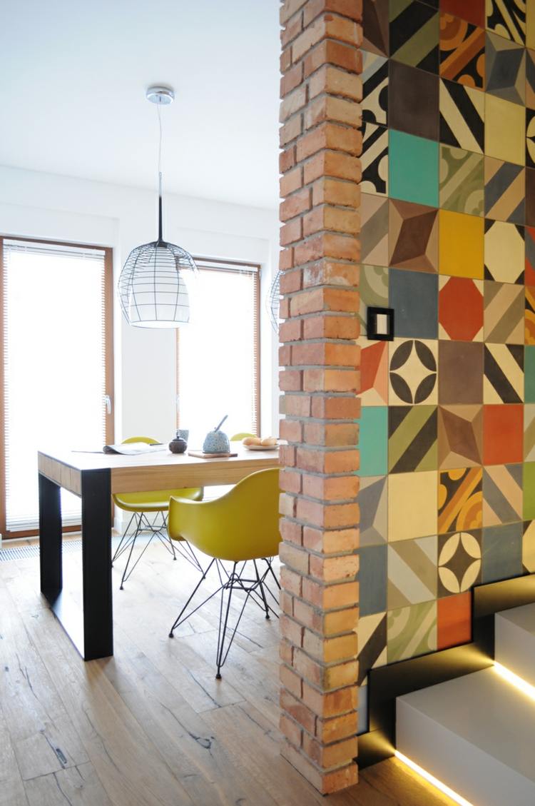 Mozaiková stena s jasnými farbami