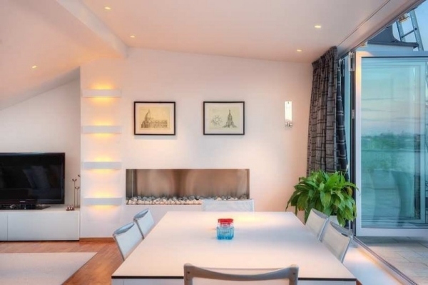 Mezonetový apartmán s moderným interiérom a jedálenským kútom Mezonetový byt-moderný interiér-dizajn-jedálenský kút