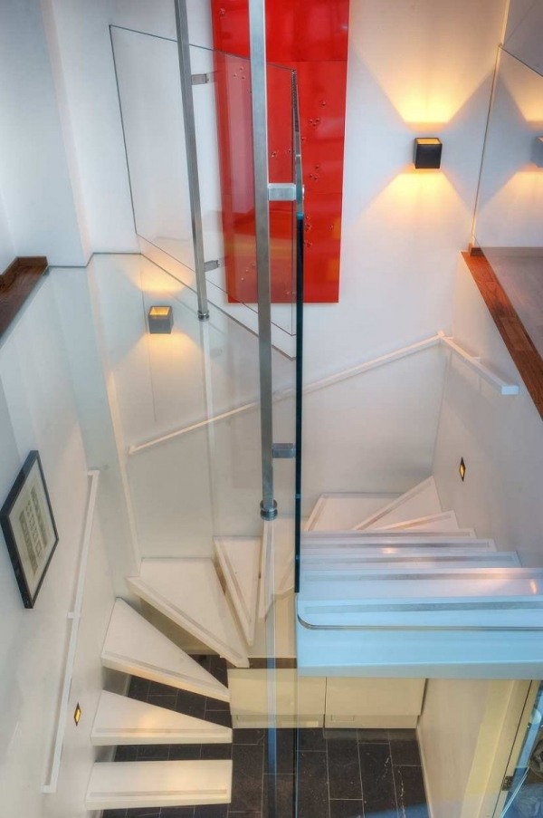 Mezonetový byt s moderným interiérovým skleneným točitým schodiskom Mezonetové apartmáno-moderné-interiér-architektúra-sklenené točité schodisko