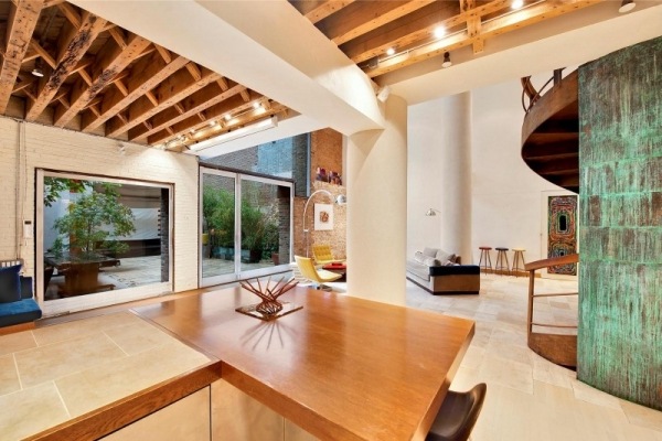 duplex s elegantným dizajnovým dreveným stropom