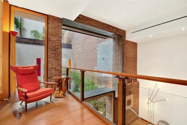 mezonetový byt s elegantným dizajnovým kreslom