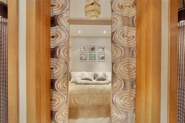 mezonetový byt s elegantnými dizajnovými závesmi