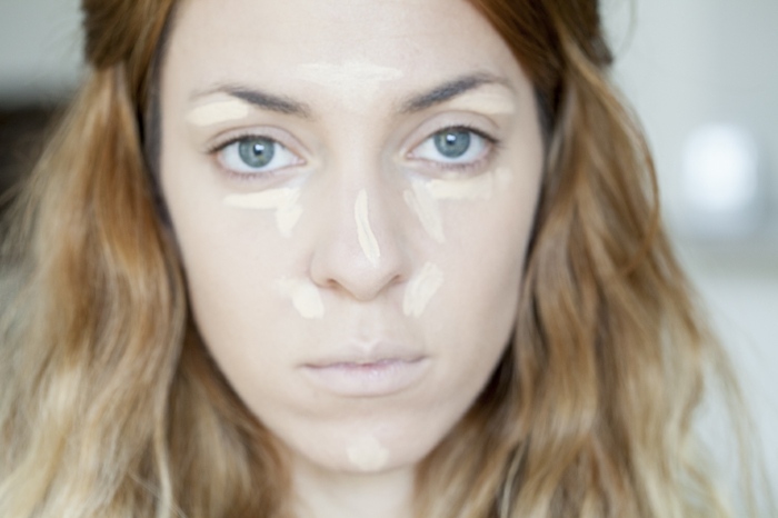 Na korektor tváre naneste make-up 2