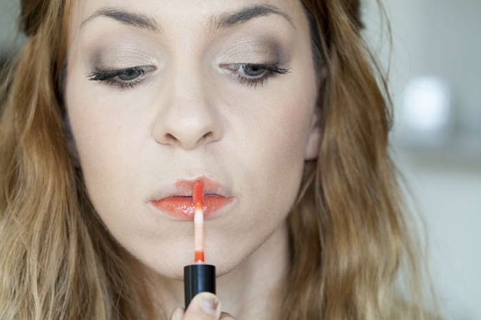 naneste lesk na pery prírodný odtieň 16