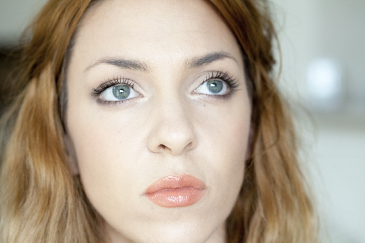 Myšlienky tváre zdôrazňujú rúž prirodzené nuansy